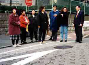 お母さんたちと現場で調査